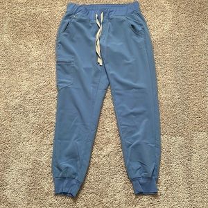Hi very excellent condition blue figs scrubs! Size medium!